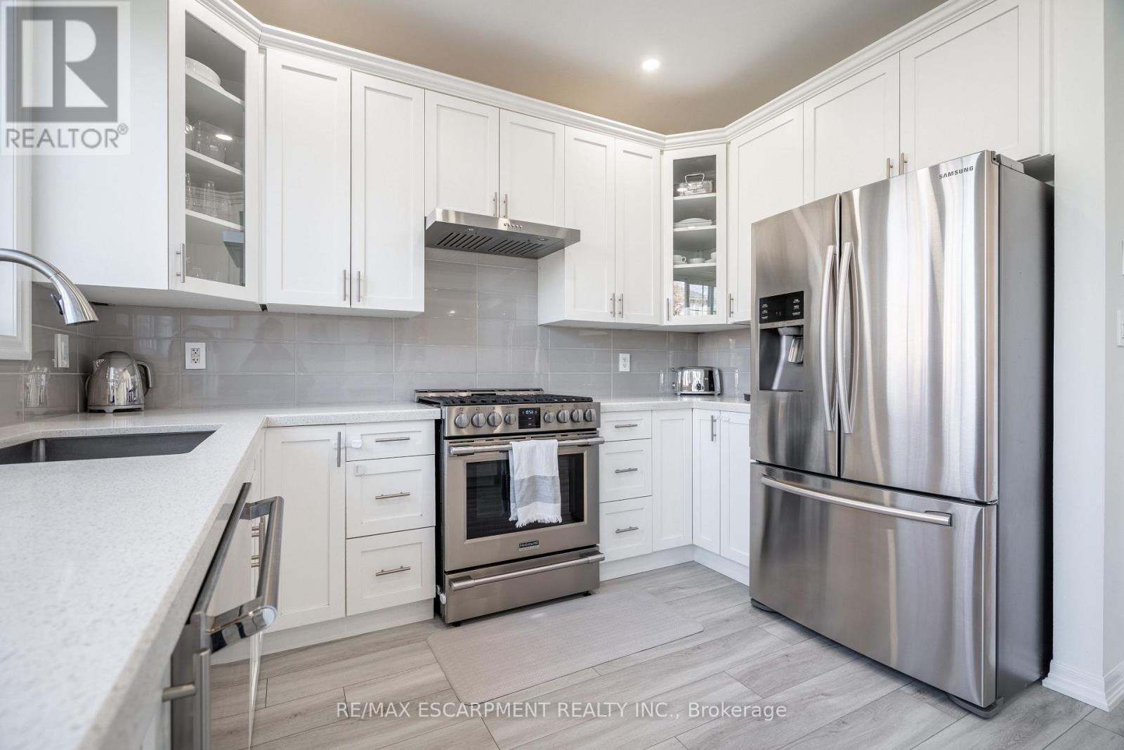 Photo 6 of 80 Montreal Circle, Hamilton ON