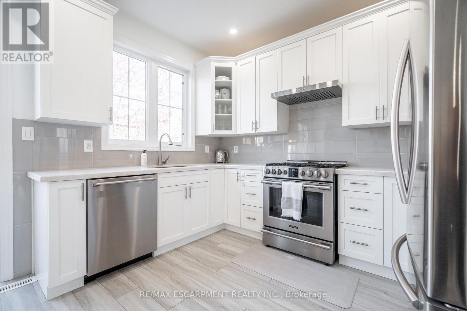 Photo 11 of 80 Montreal Circle, Hamilton ON