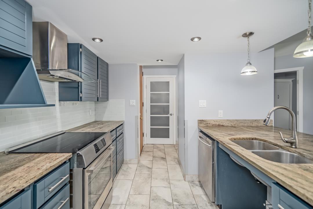 202 15025 VICTORIA AVENUE, White Rock