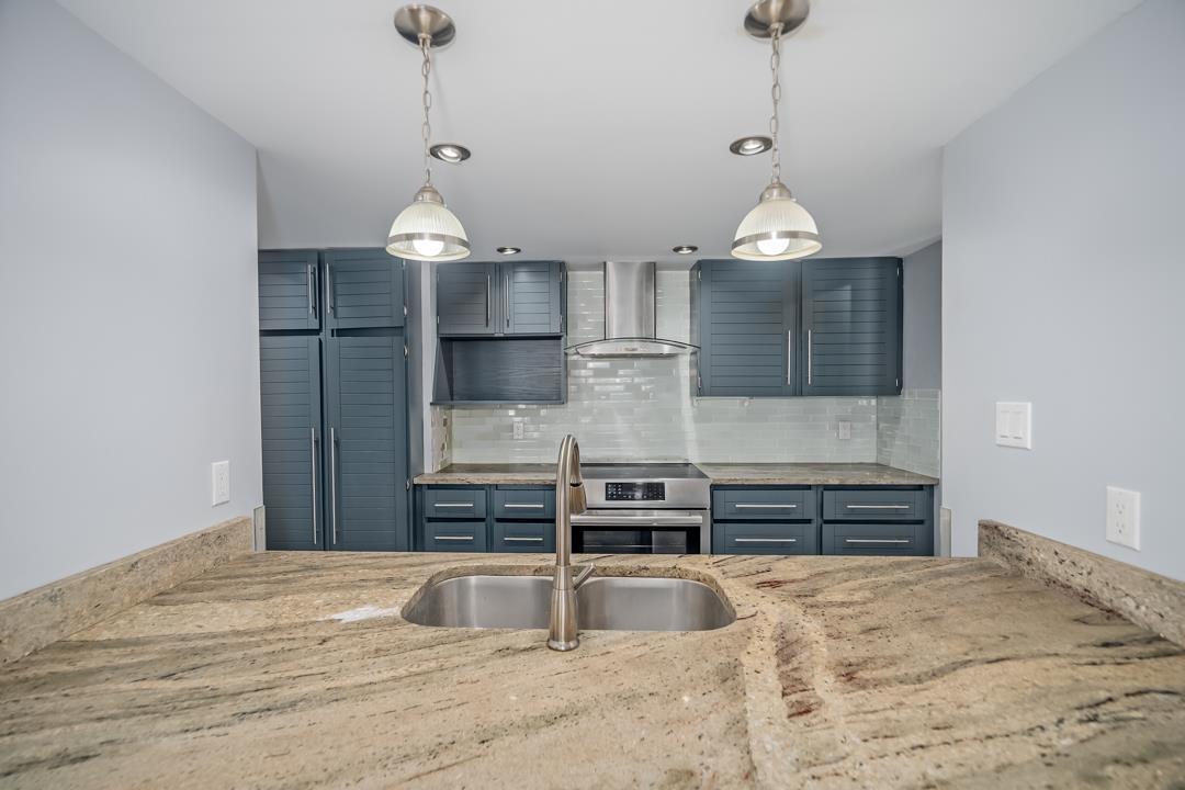 202 15025 VICTORIA AVENUE, White Rock