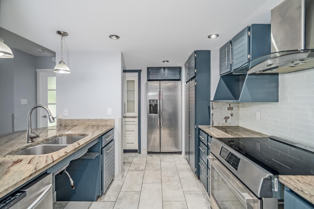 202 15025 VICTORIA AVENUE, White Rock