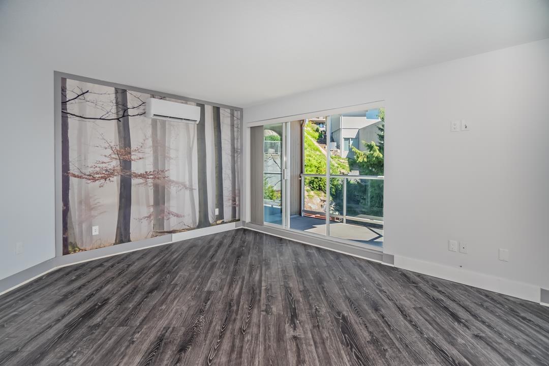202 15025 VICTORIA AVENUE, White Rock