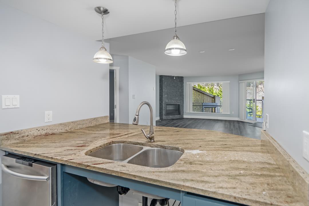 202 15025 VICTORIA AVENUE, White Rock