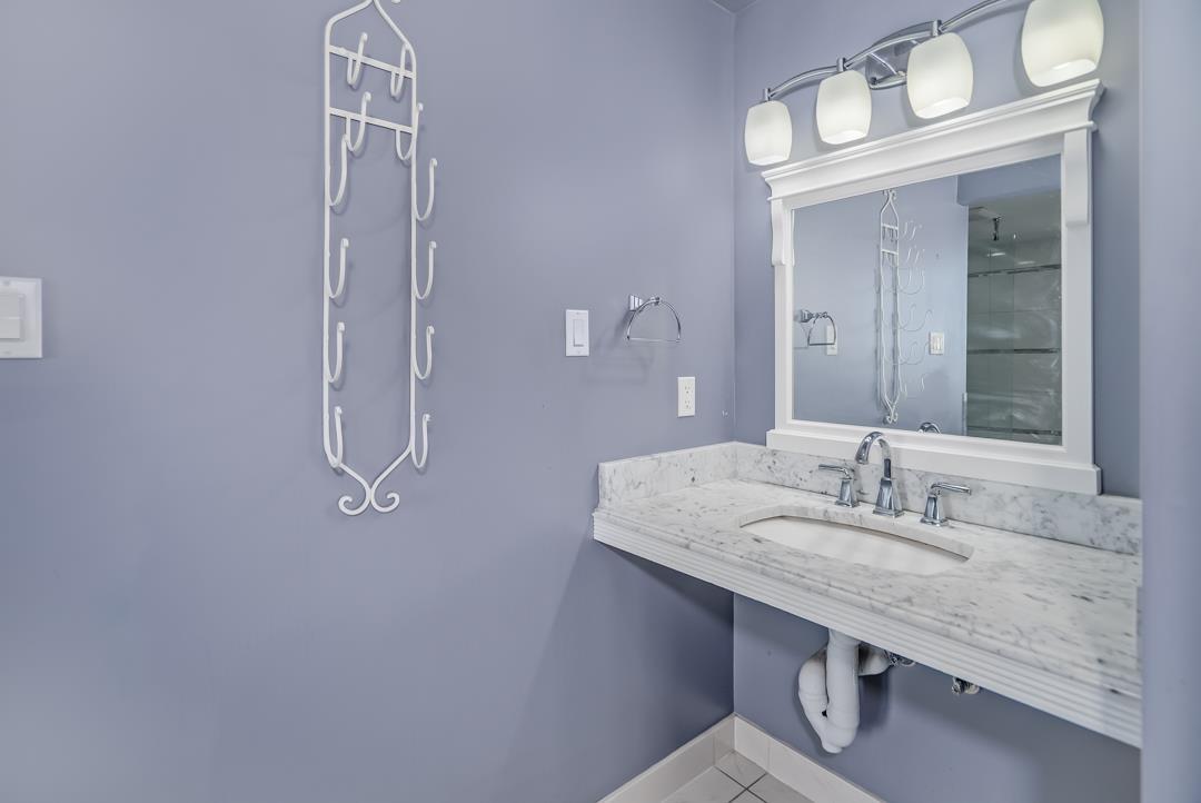 202 15025 VICTORIA AVENUE, White Rock