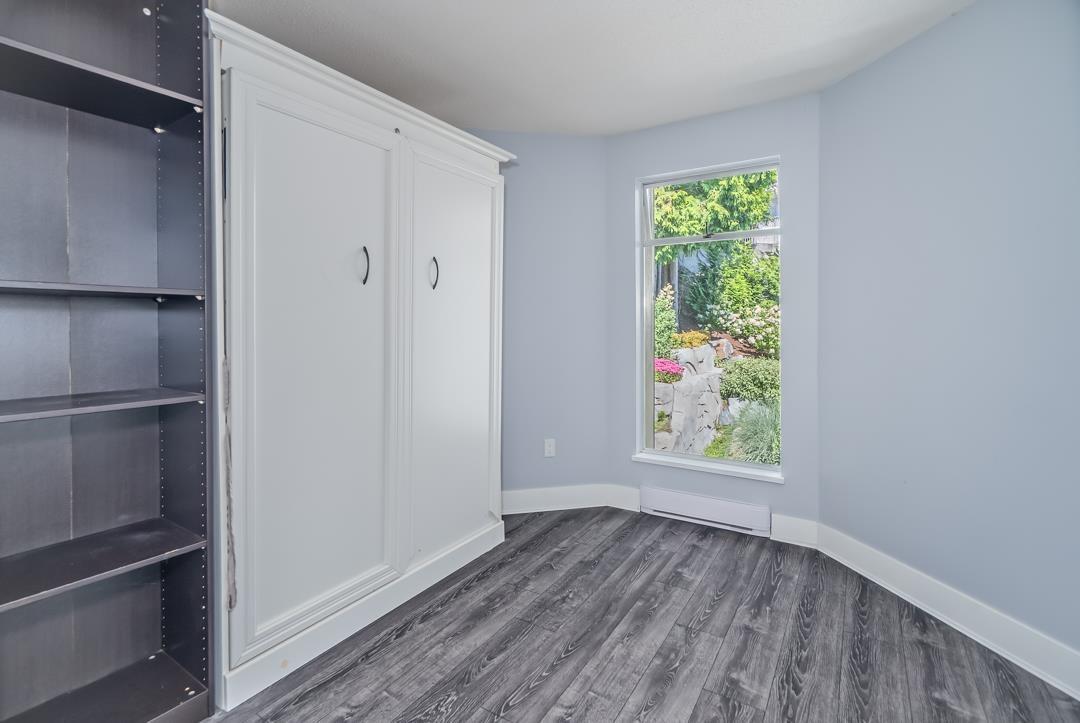 202 15025 VICTORIA AVENUE, White Rock