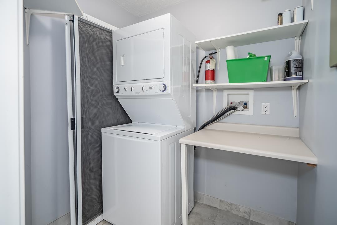 202 15025 VICTORIA AVENUE, White Rock
