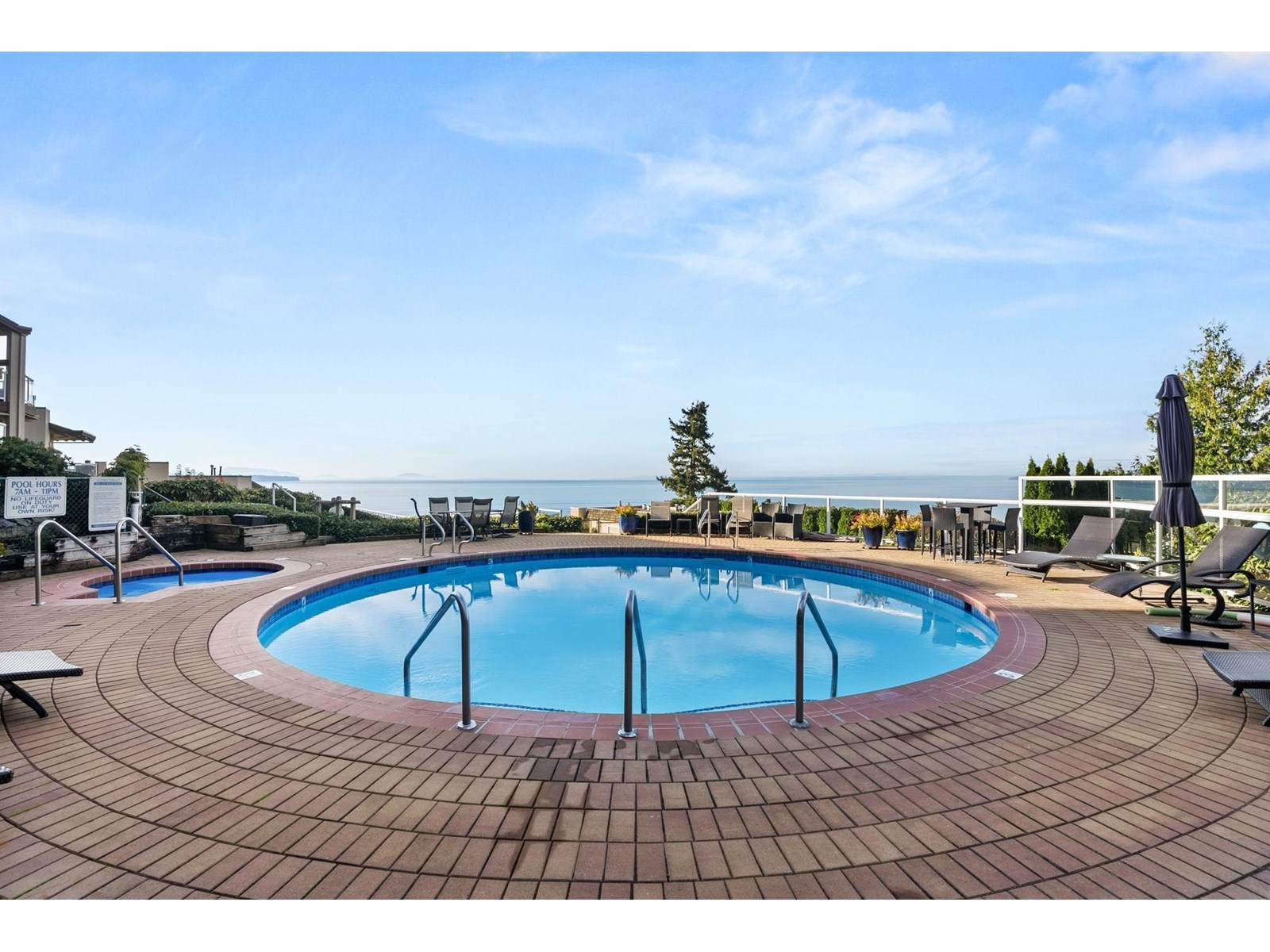 202 15025 VICTORIA AVENUE, White Rock