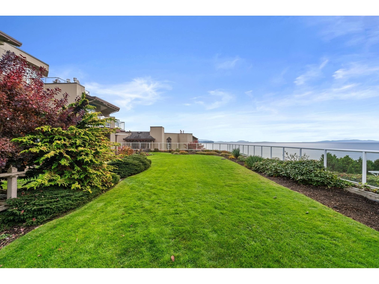 202 15025 VICTORIA AVENUE, White Rock