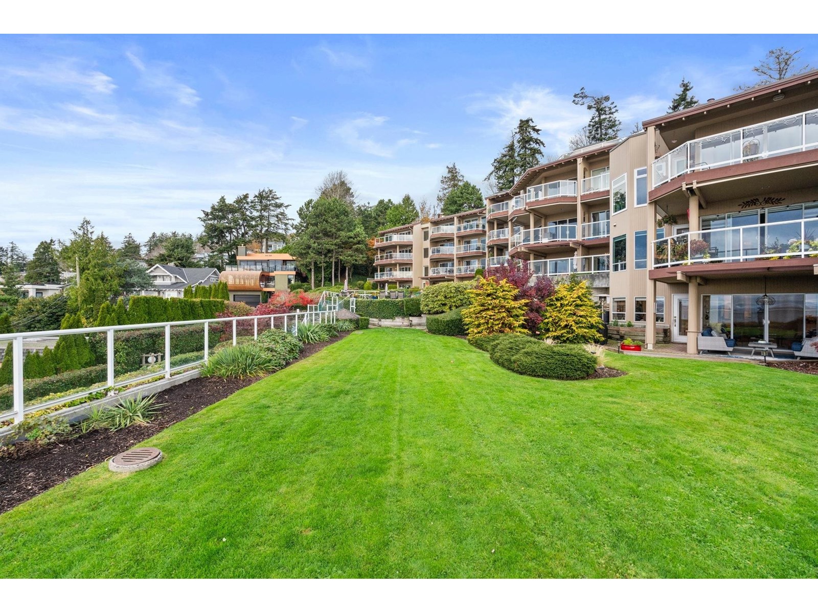 202 15025 VICTORIA AVENUE, White Rock