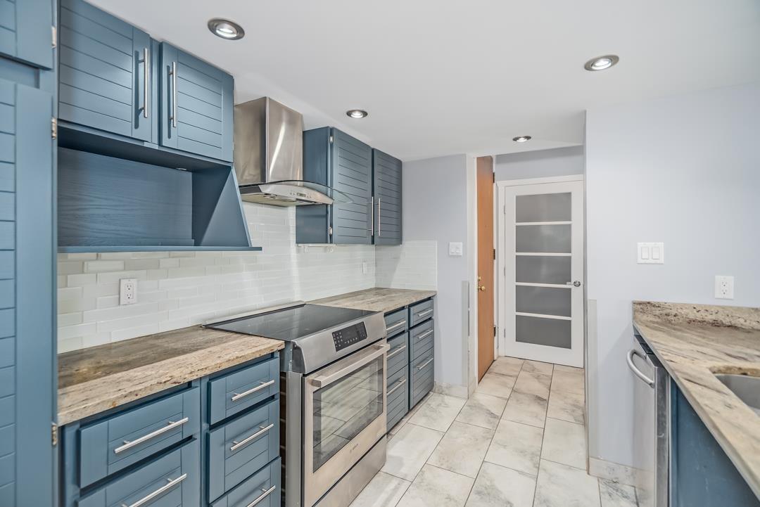 202 15025 VICTORIA AVENUE, White Rock