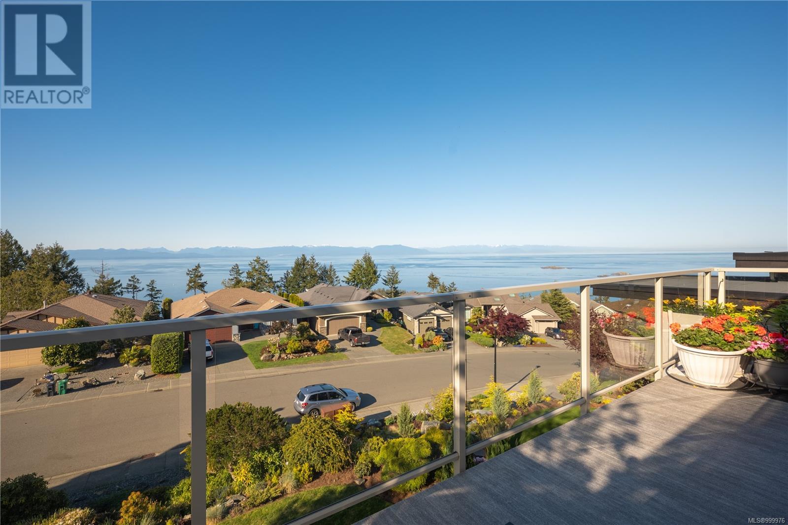 Photo 3 of 3724 Glen Oaks Dr, Nanaimo BC