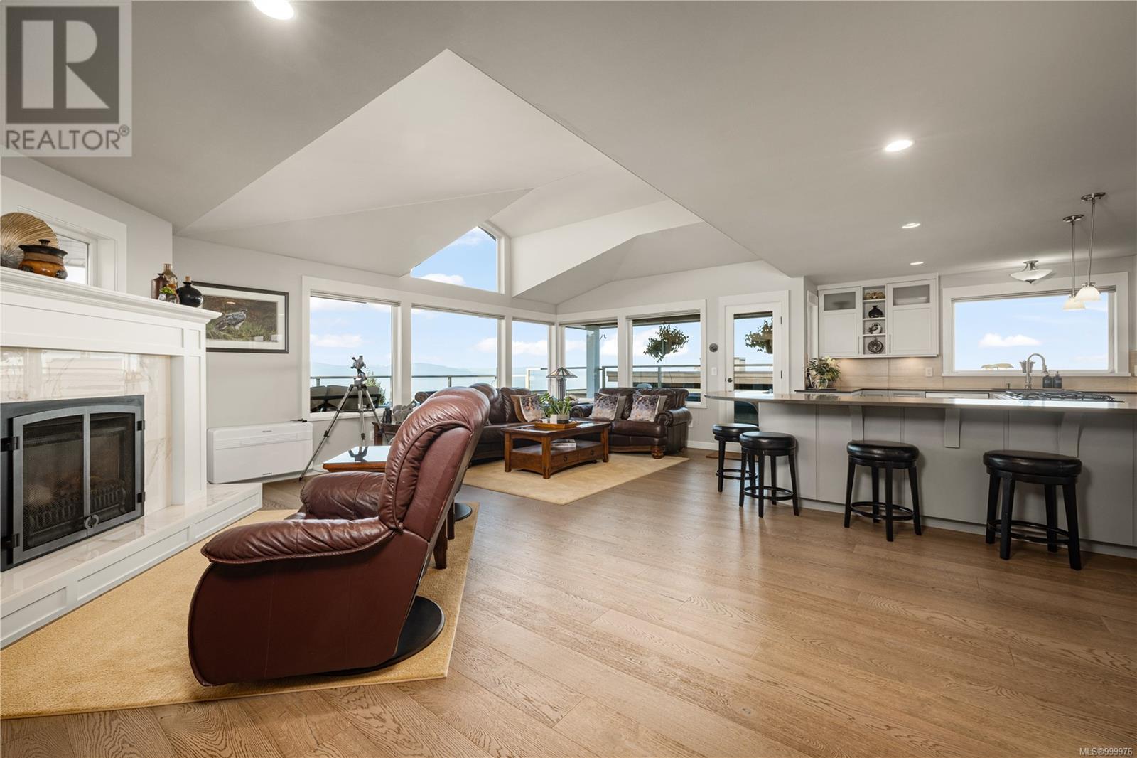 Photo 2 of 3724 Glen Oaks Dr, Nanaimo BC