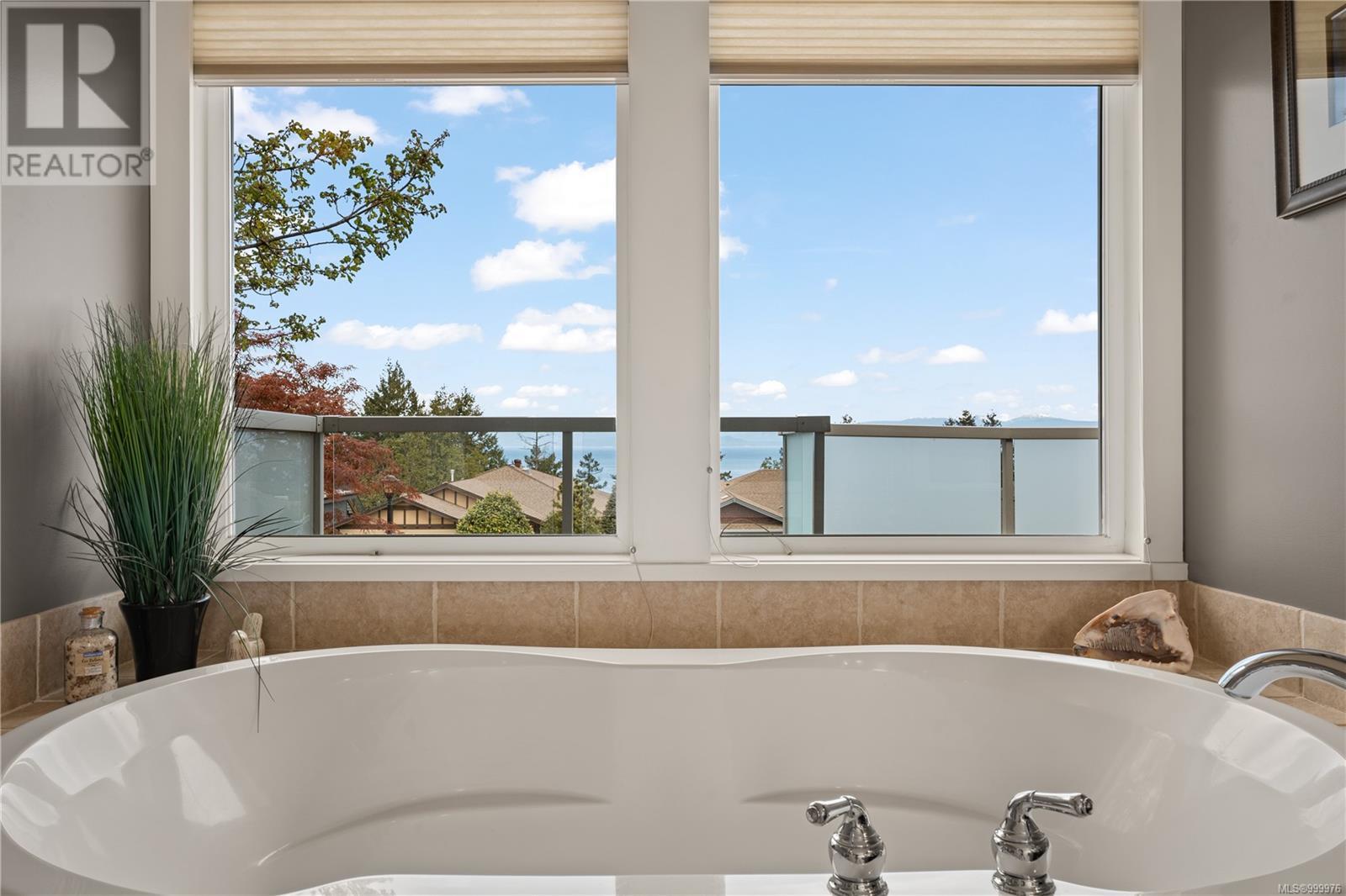 Photo 5 of 3724 Glen Oaks Dr, Nanaimo BC