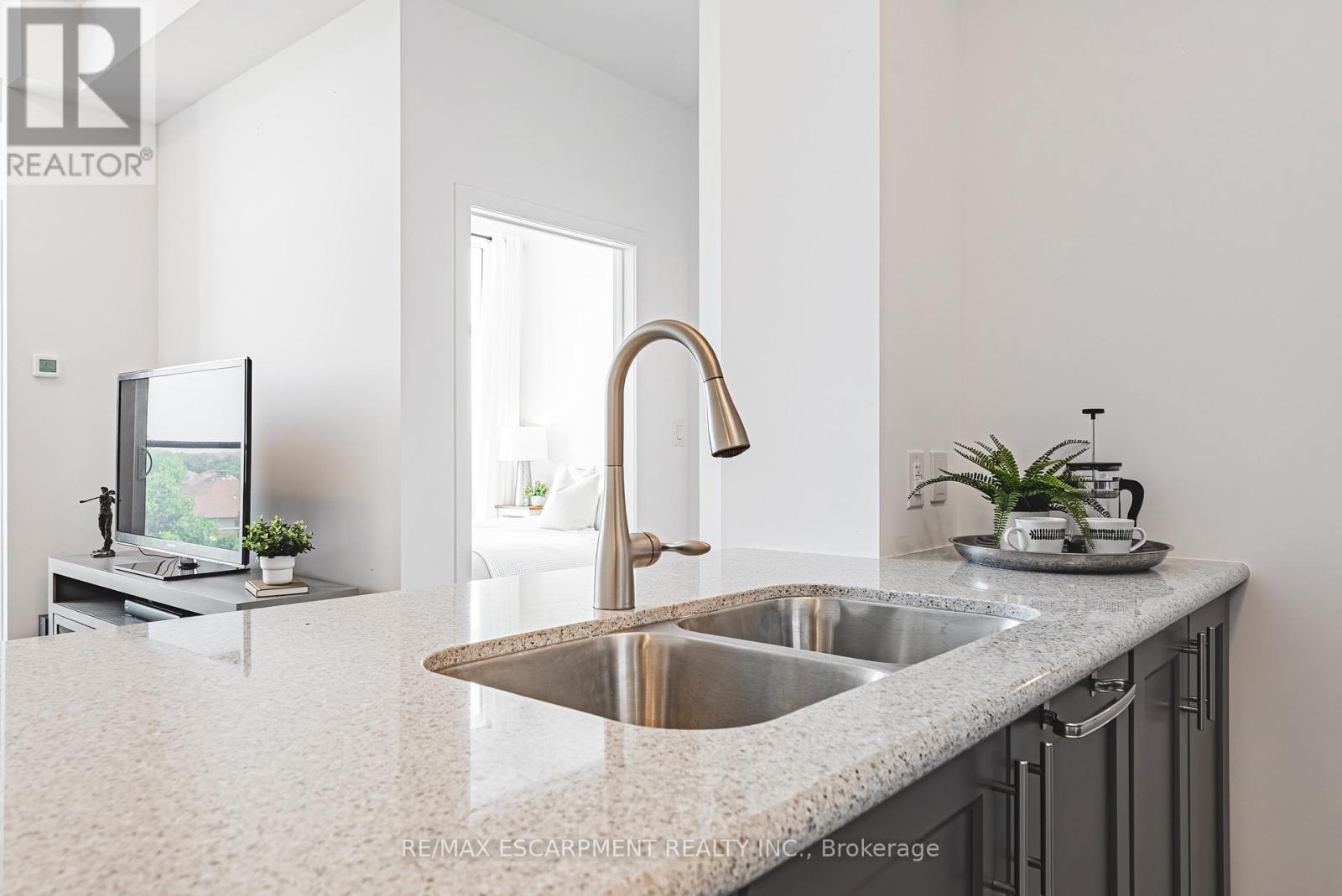 Photo 8 of 505 460 Dundas Street E, Hamilton ON