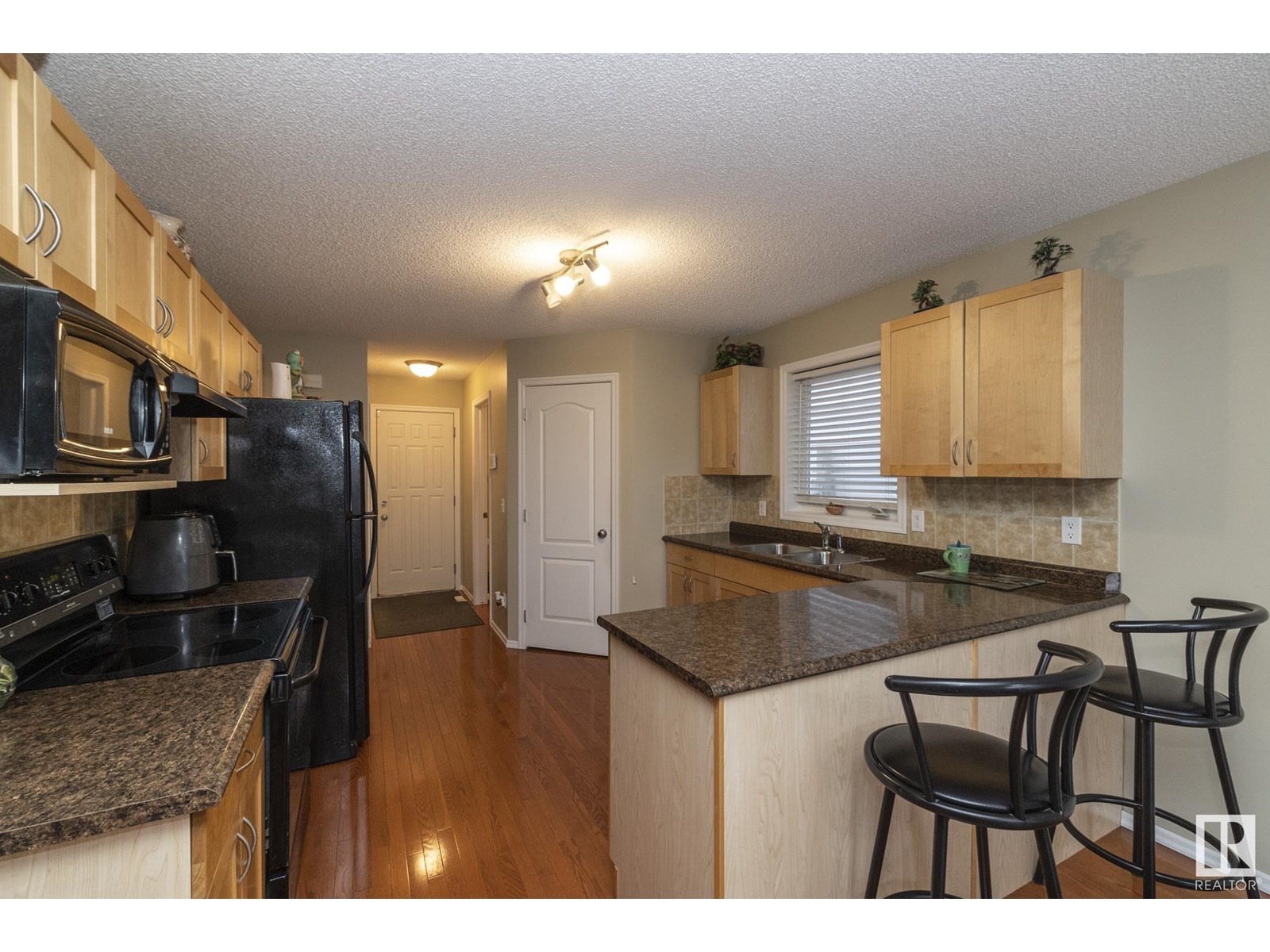Photo 2 of 3528 22 St Nw, Edmonton AB