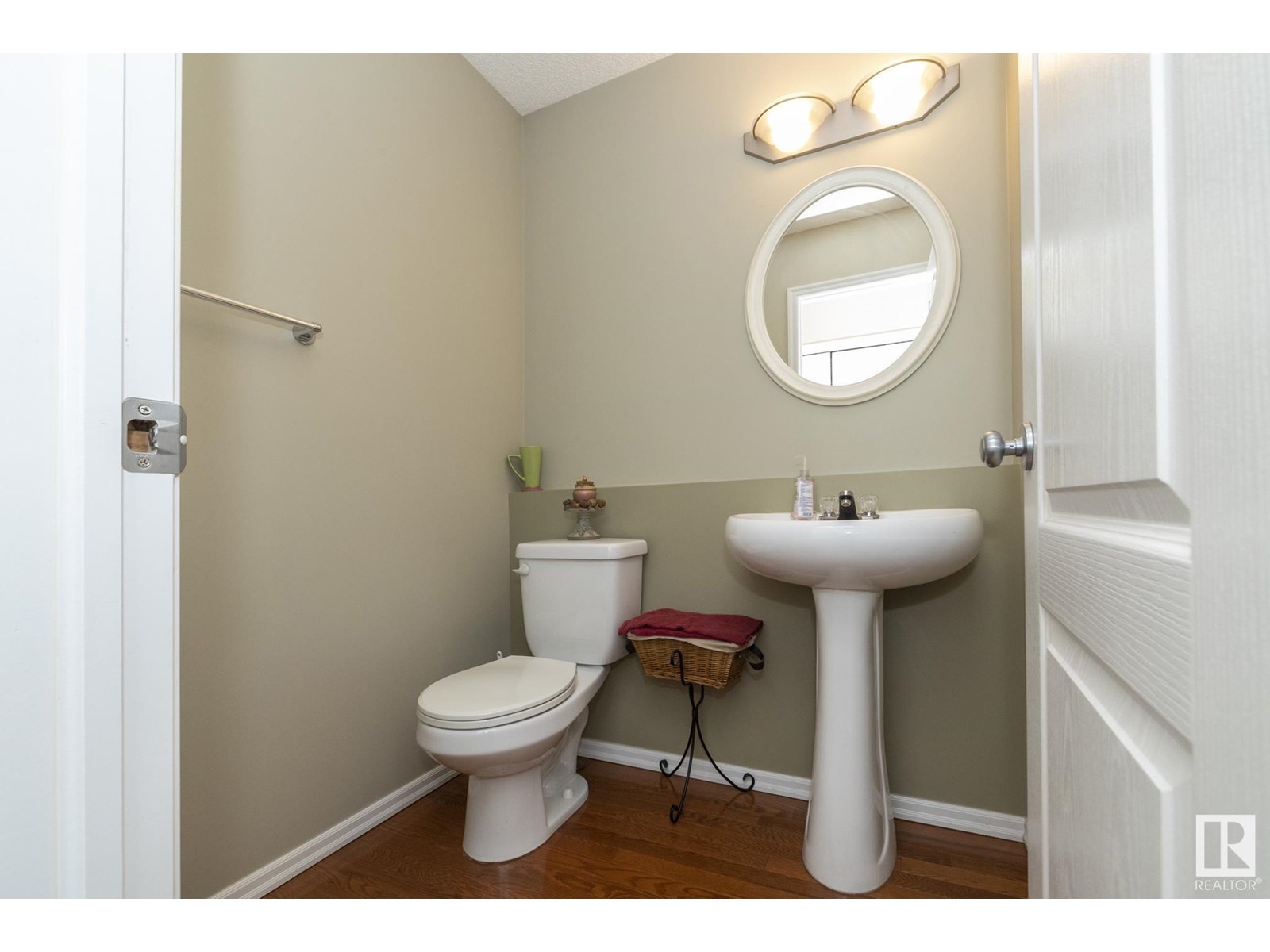 Photo 5 of 3528 22 St Nw, Edmonton AB