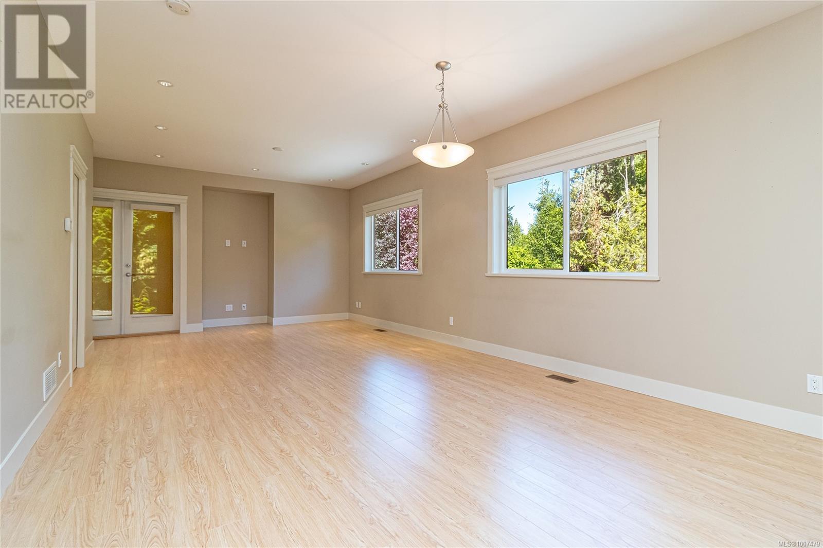 1954 Barrett Dr, North Saanich