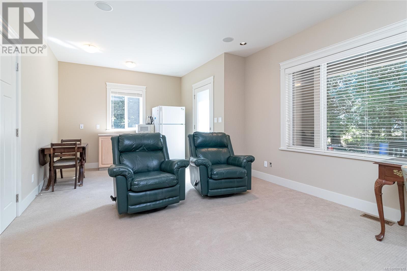 1954 Barrett Dr, North Saanich
