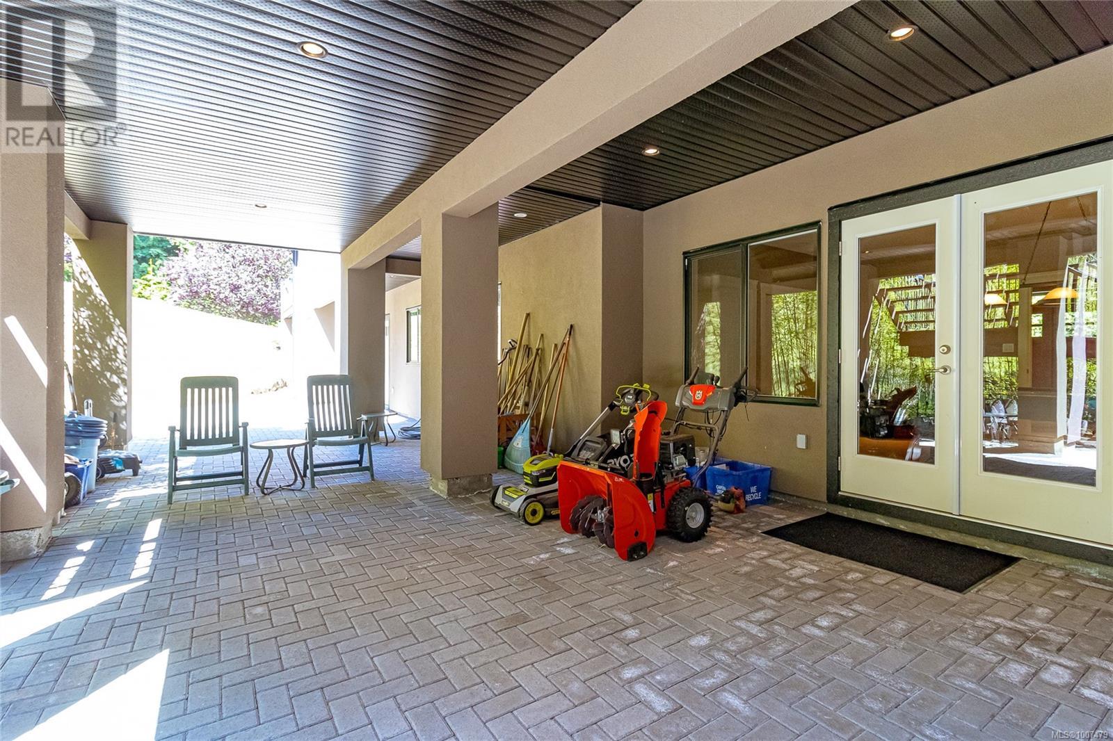 1954 Barrett Dr, North Saanich