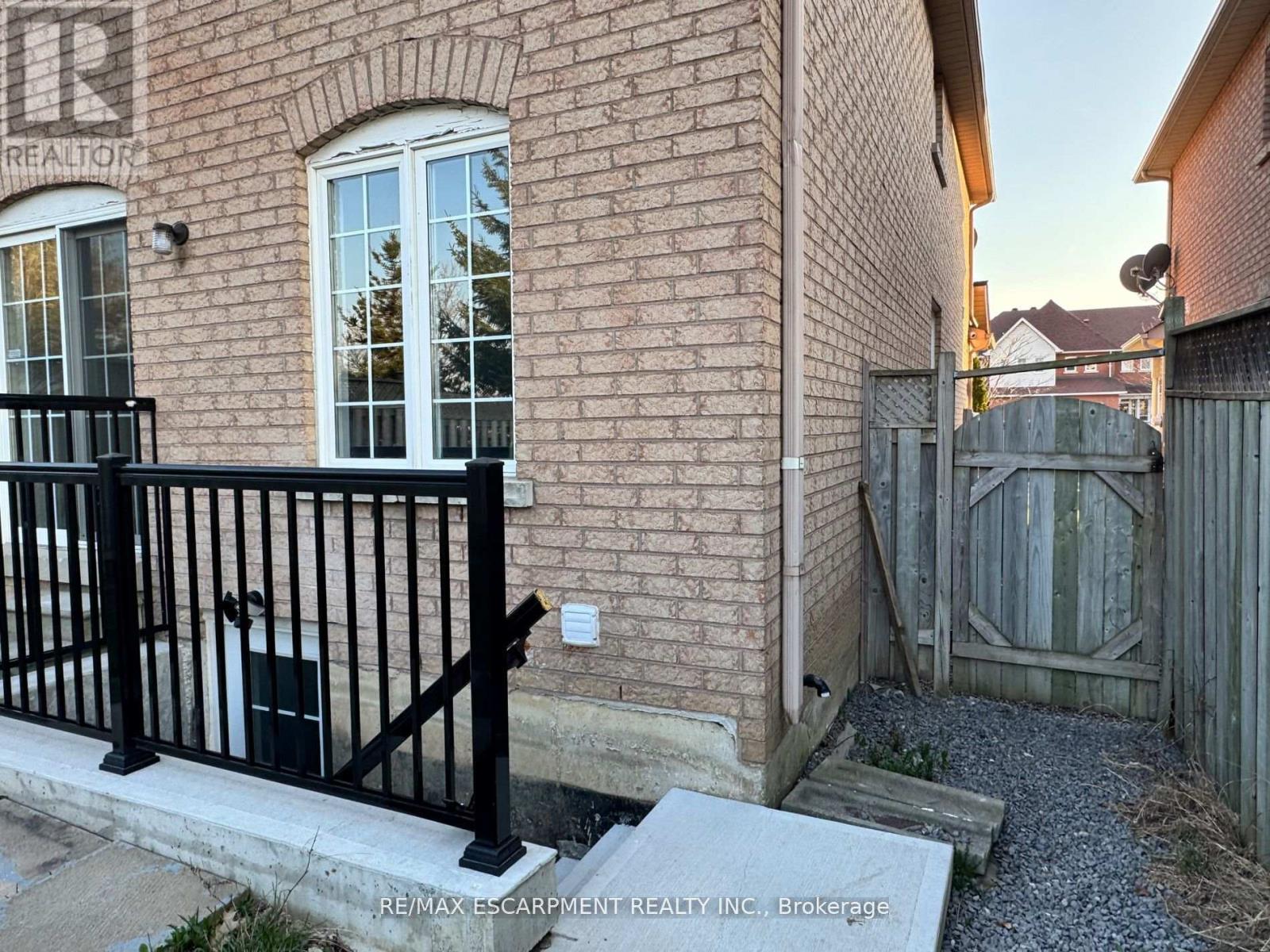 Photo 13 of 46 Stirrup Court, Brampton ON