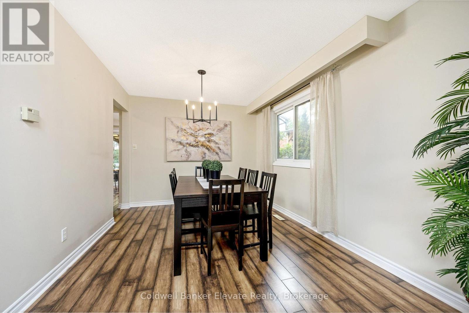 Photo 3 of 11 Hillside Drive, Halton Hills ON