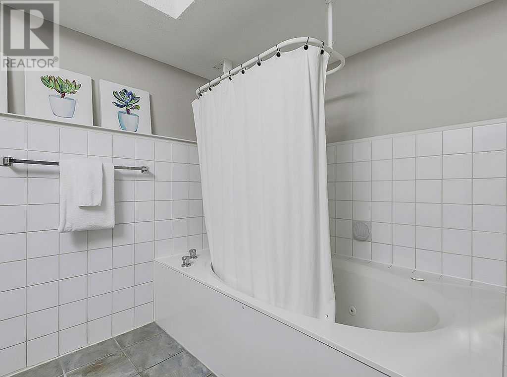 Single Family House 3 Level for Sale in  Bedfield Close NE Beddington Heights Calgary 
