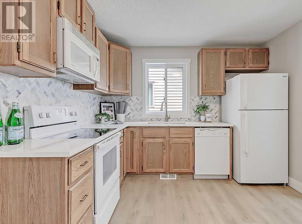 Single Family House 3 Level for Sale in  Bedfield Close NE Beddington Heights Calgary 
