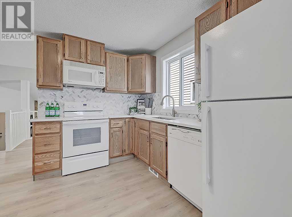 Single Family House 3 Level for Sale in  Bedfield Close NE Beddington Heights Calgary 