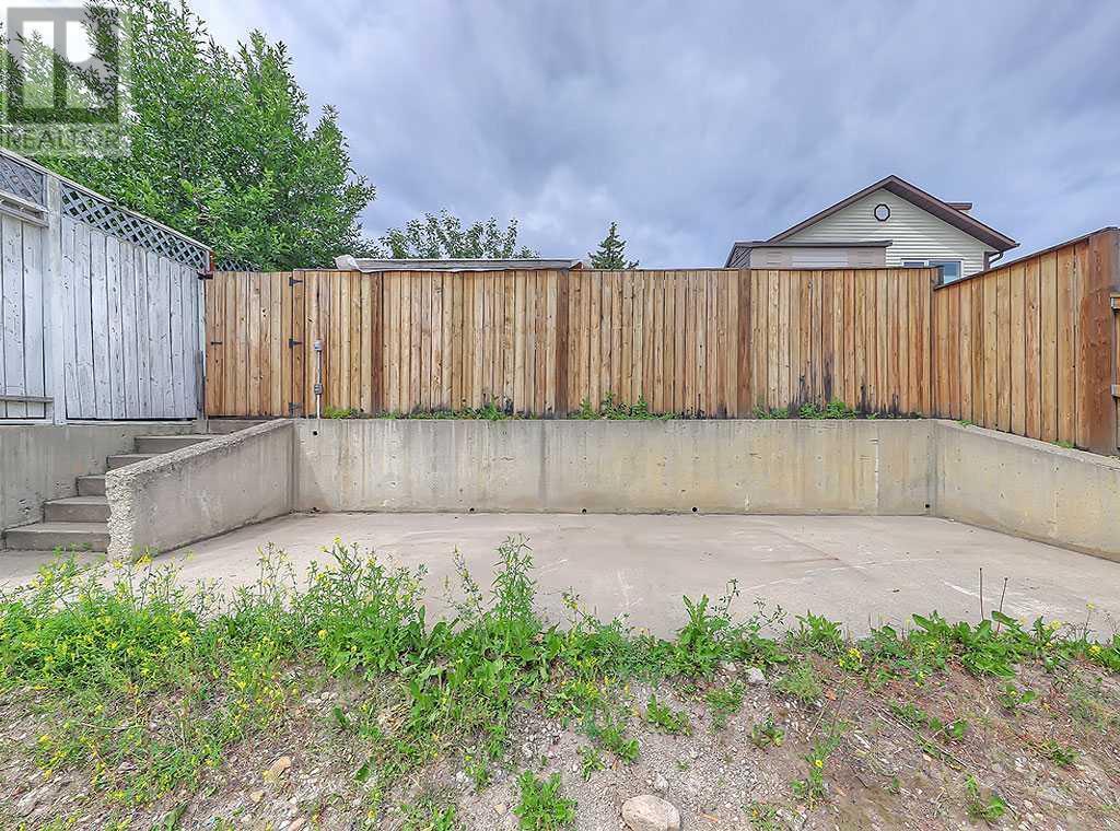 Single Family House 3 Level for Sale in  Bedfield Close NE Beddington Heights Calgary 