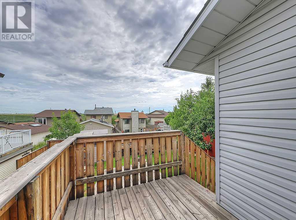 Single Family House 3 Level for Sale in  Bedfield Close NE Beddington Heights Calgary 