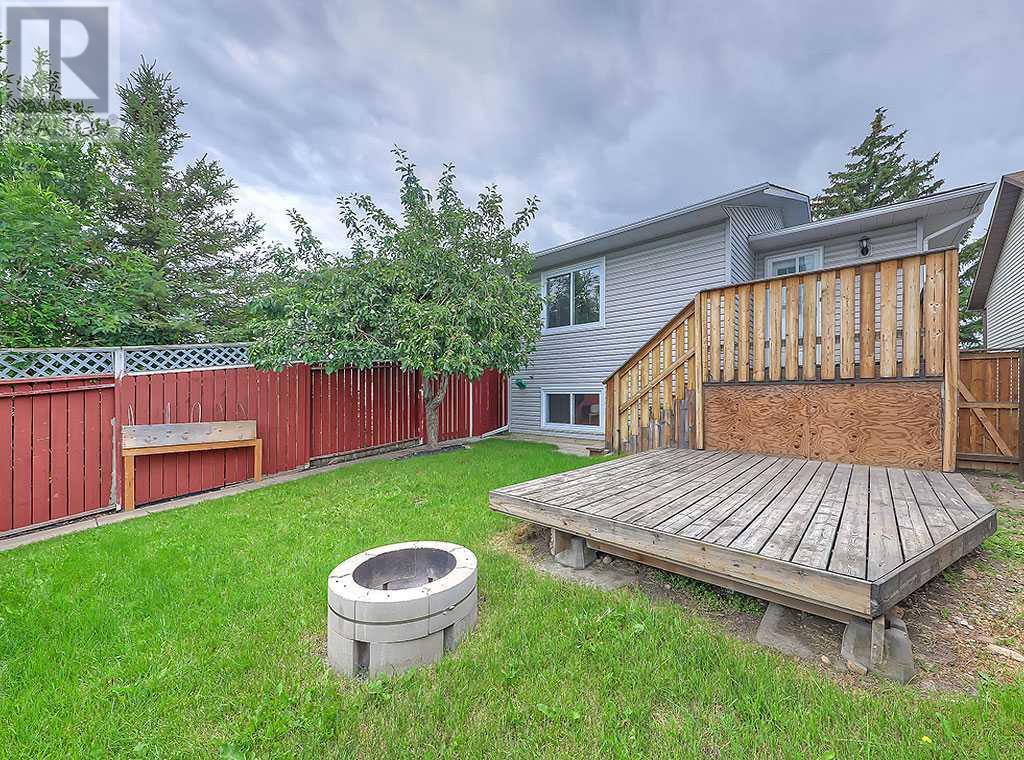 Single Family House 3 Level for Sale in  Bedfield Close NE Beddington Heights Calgary 