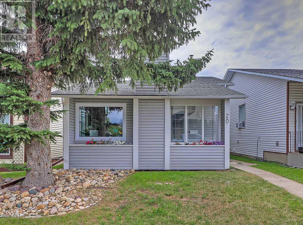 Single Family House 3 Level for Sale in  Bedfield Close NE Beddington Heights Calgary 