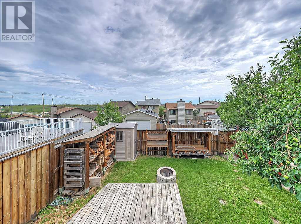 Single Family House 3 Level for Sale in  Bedfield Close NE Beddington Heights Calgary 