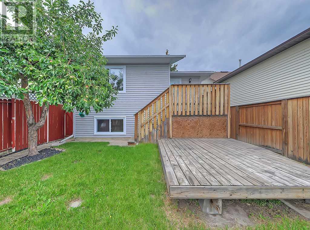 Single Family House 3 Level for Sale in  Bedfield Close NE Beddington Heights Calgary 