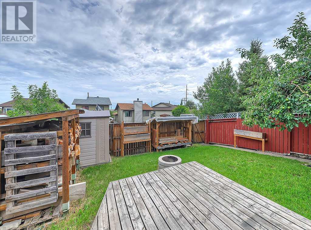 Single Family House 3 Level for Sale in  Bedfield Close NE Beddington Heights Calgary 