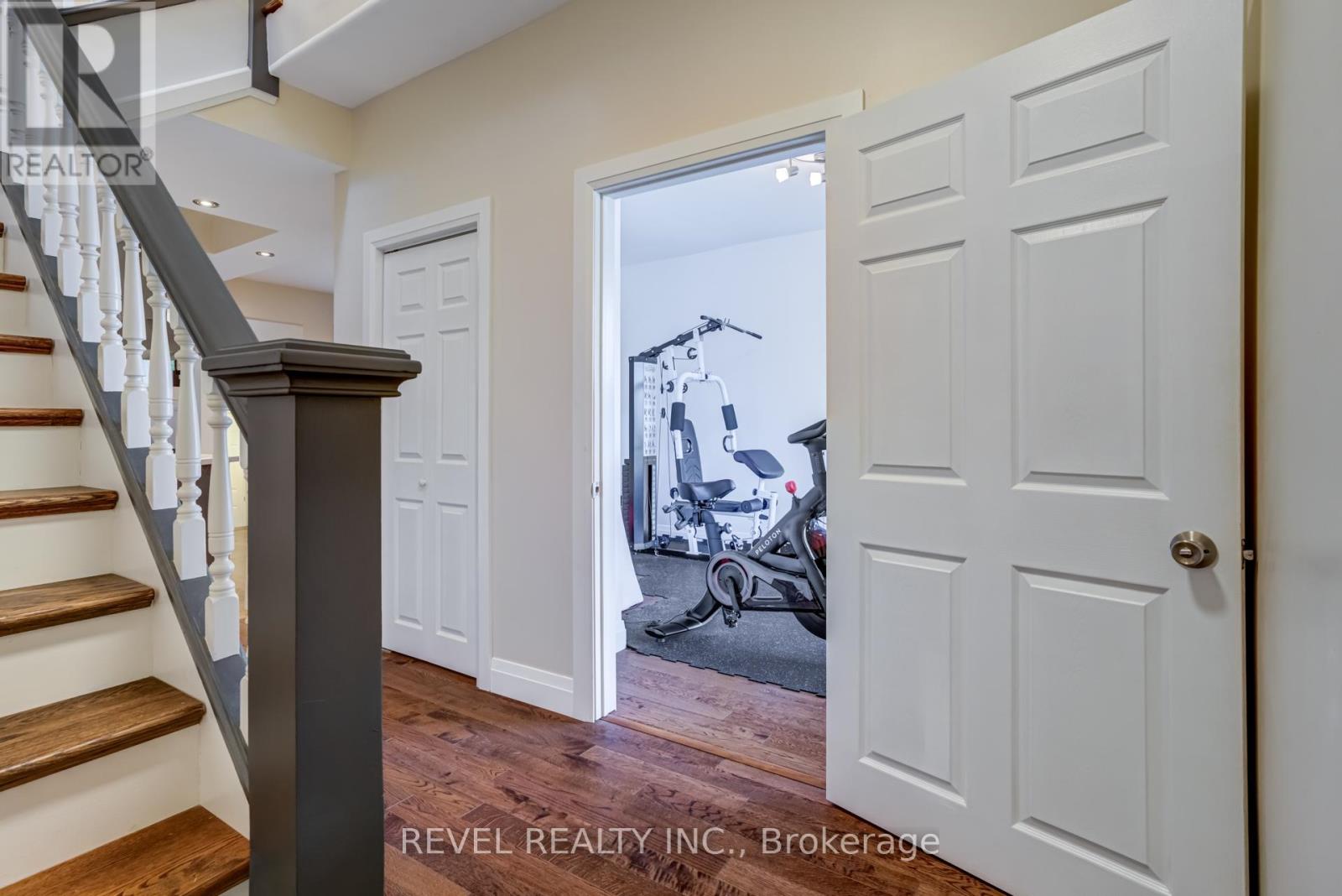 Photo 1 of 140 Sanford Avenue N, Hamilton ON
