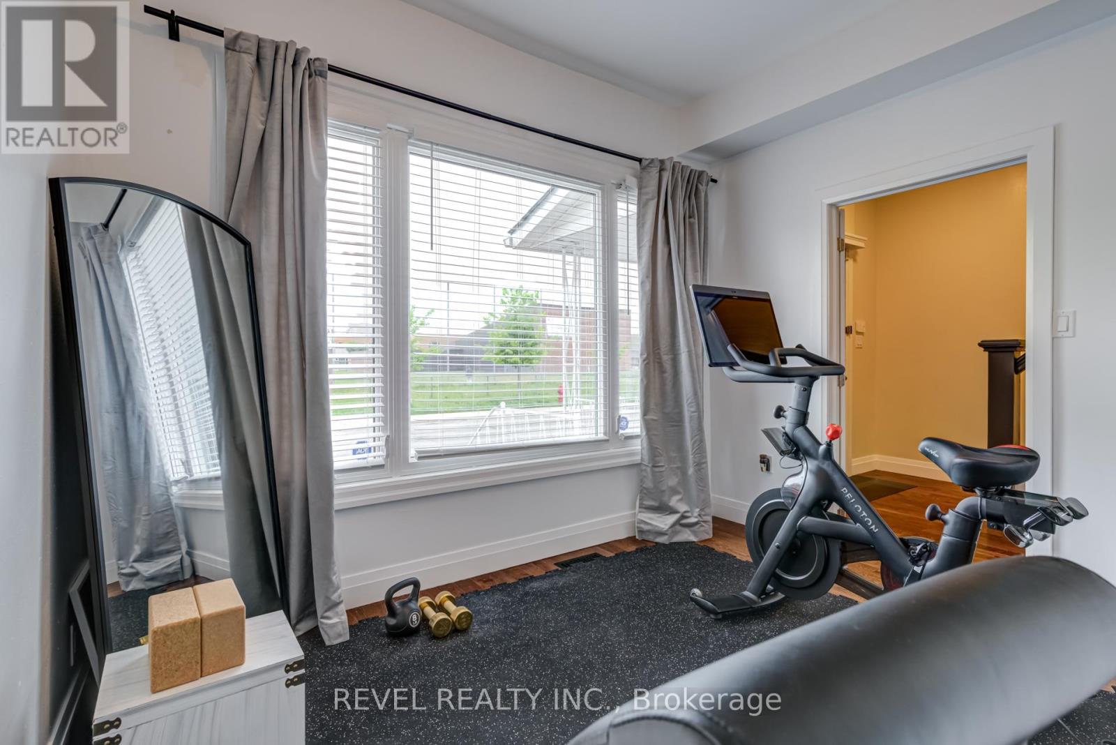 Photo 5 of 140 Sanford Avenue N, Hamilton ON