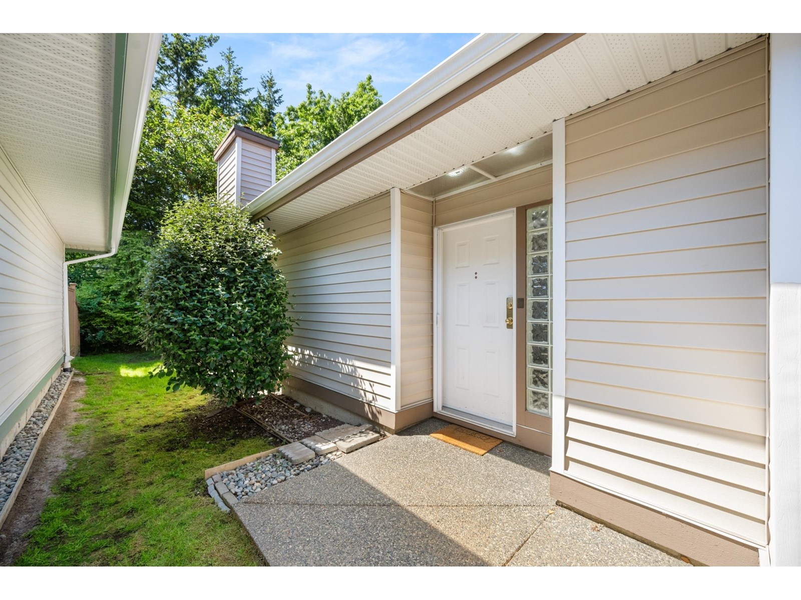 Photo 5 of 8 18939 65 Avenue, Surrey BC