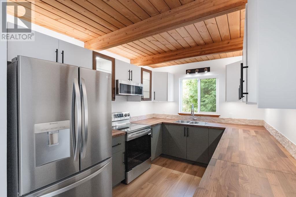 6176 SOUTH GALE AVENUE, Sechelt