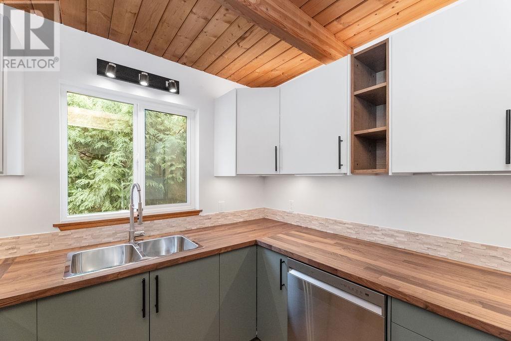 6176 SOUTH GALE AVENUE, Sechelt