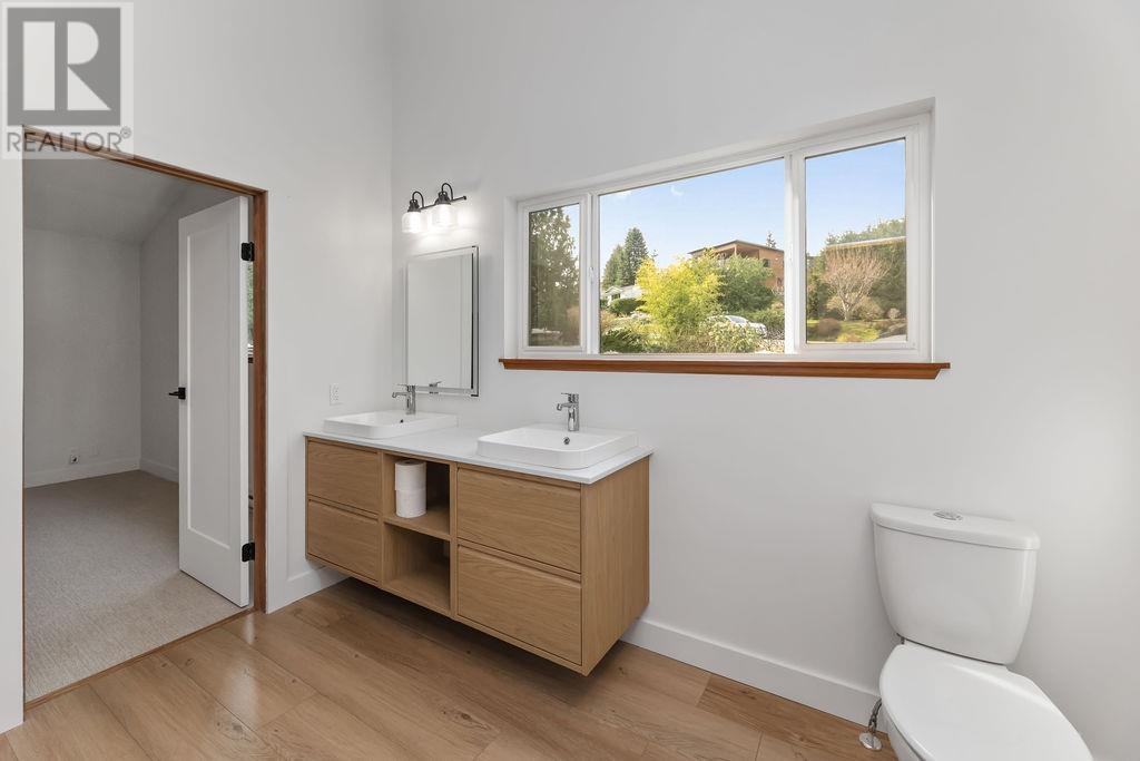 6176 SOUTH GALE AVENUE, Sechelt