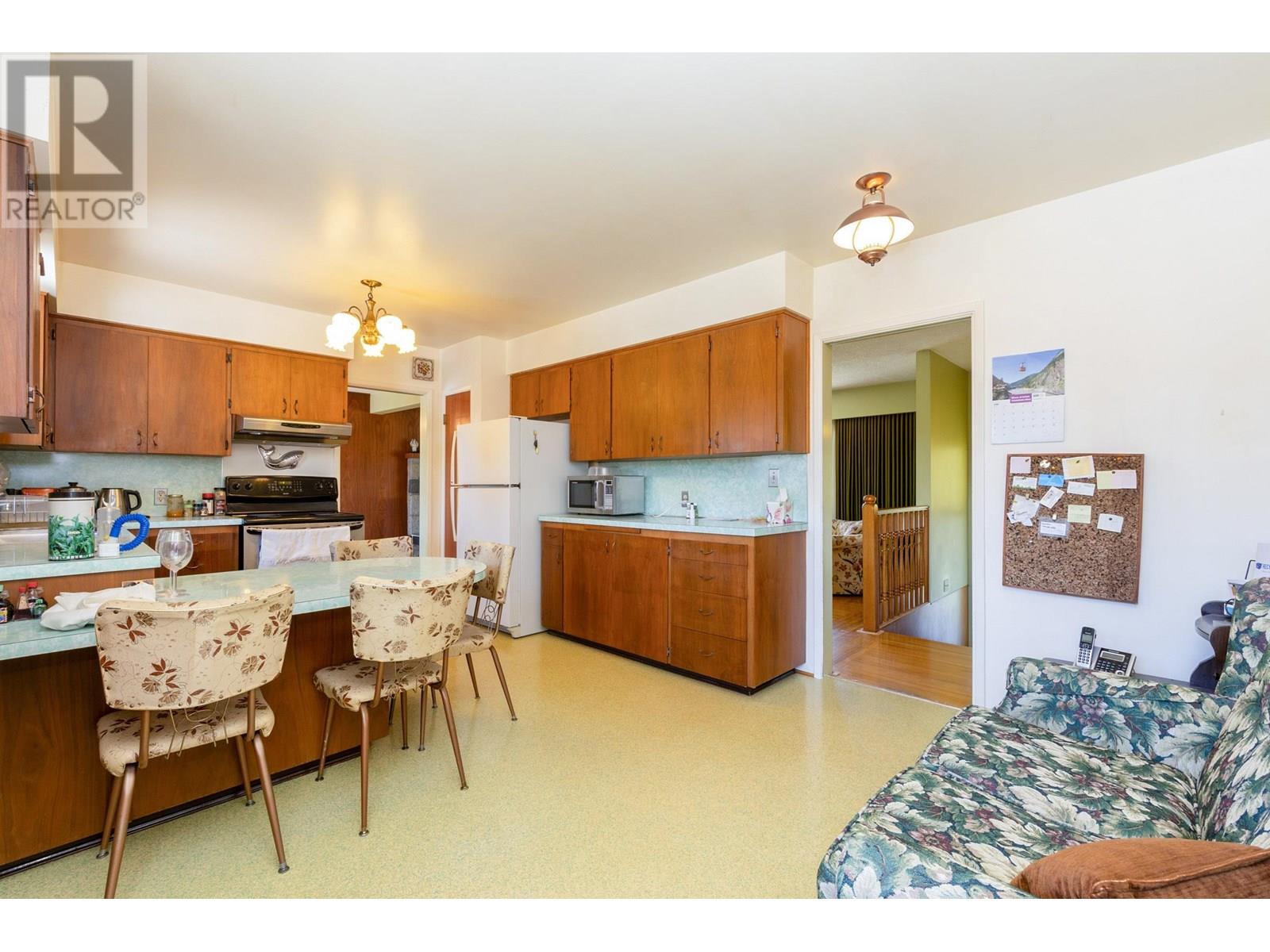 Photo 6 of 945 Lillian Street, Coquitlam BC