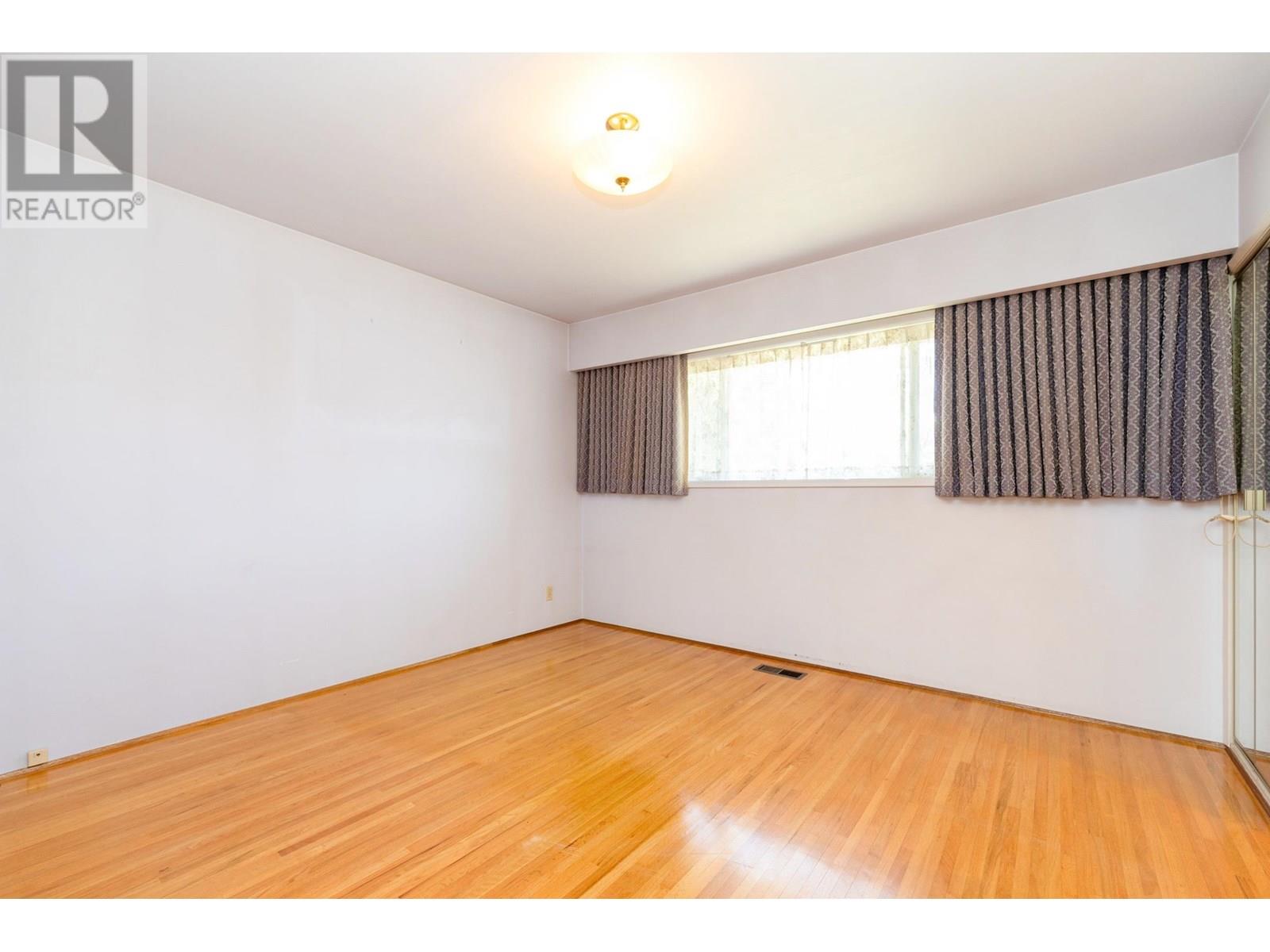 Photo 9 of 945 Lillian Street, Coquitlam BC