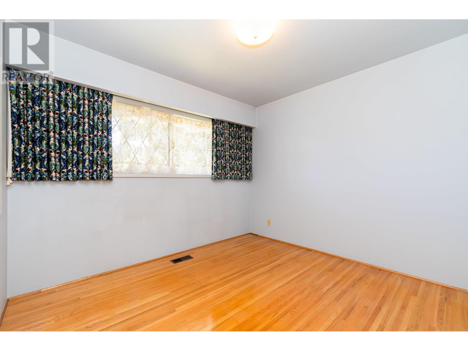 Photo 8 of 945 Lillian Street, Coquitlam BC