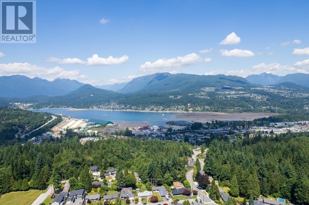 Photo 10 of 945 Lillian Street, Coquitlam BC