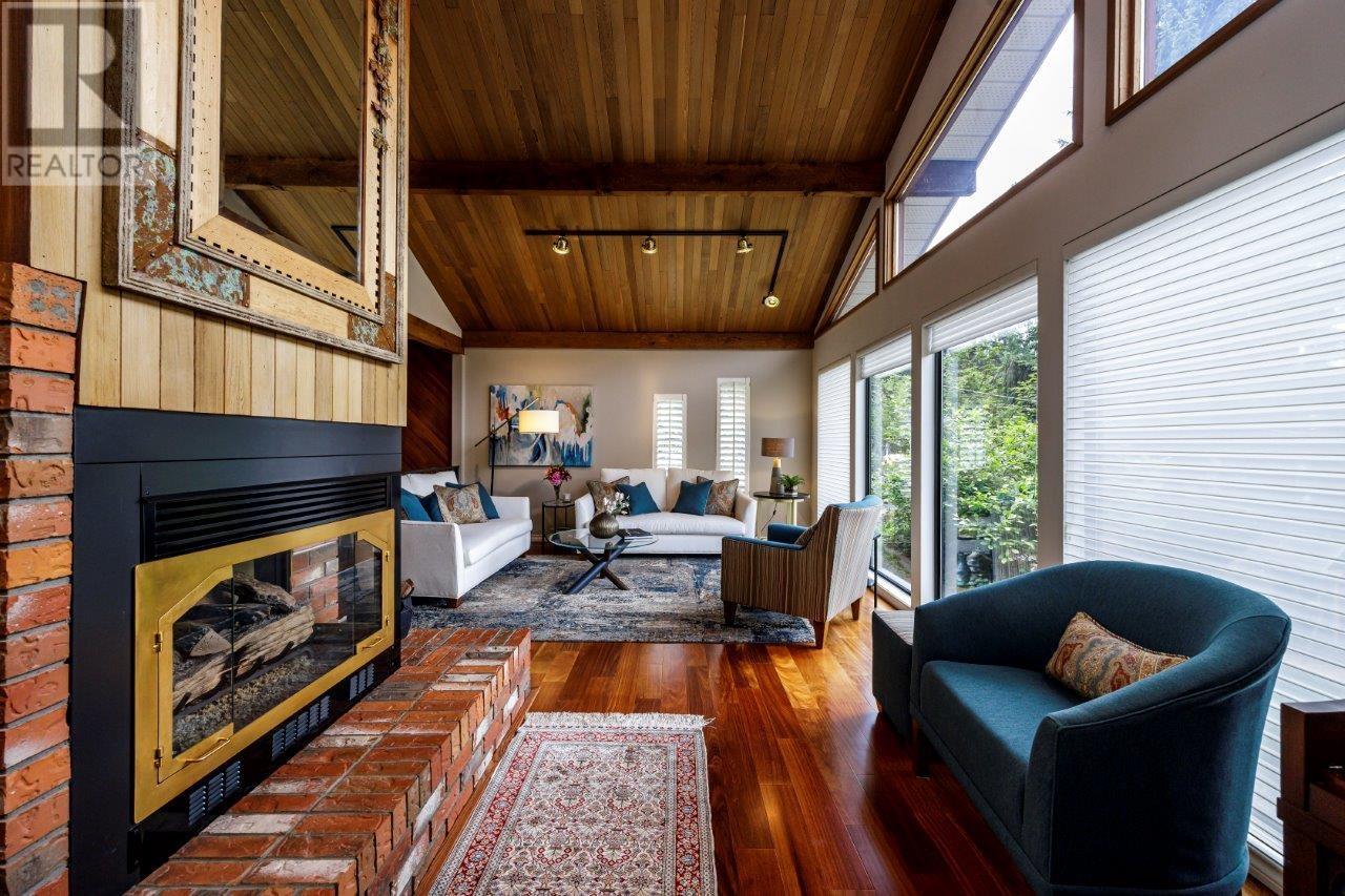 Photo 6 of 4588 Cliffmont Road, North Vancouver BC