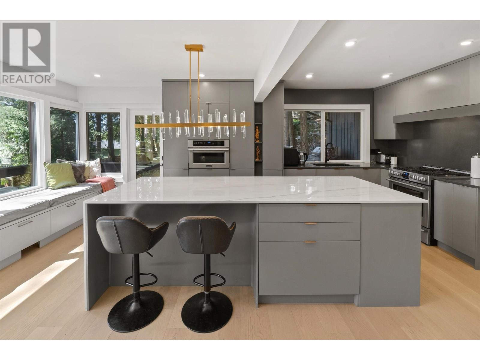 Photo 1 of 615 E Kings Road, North Vancouver BC