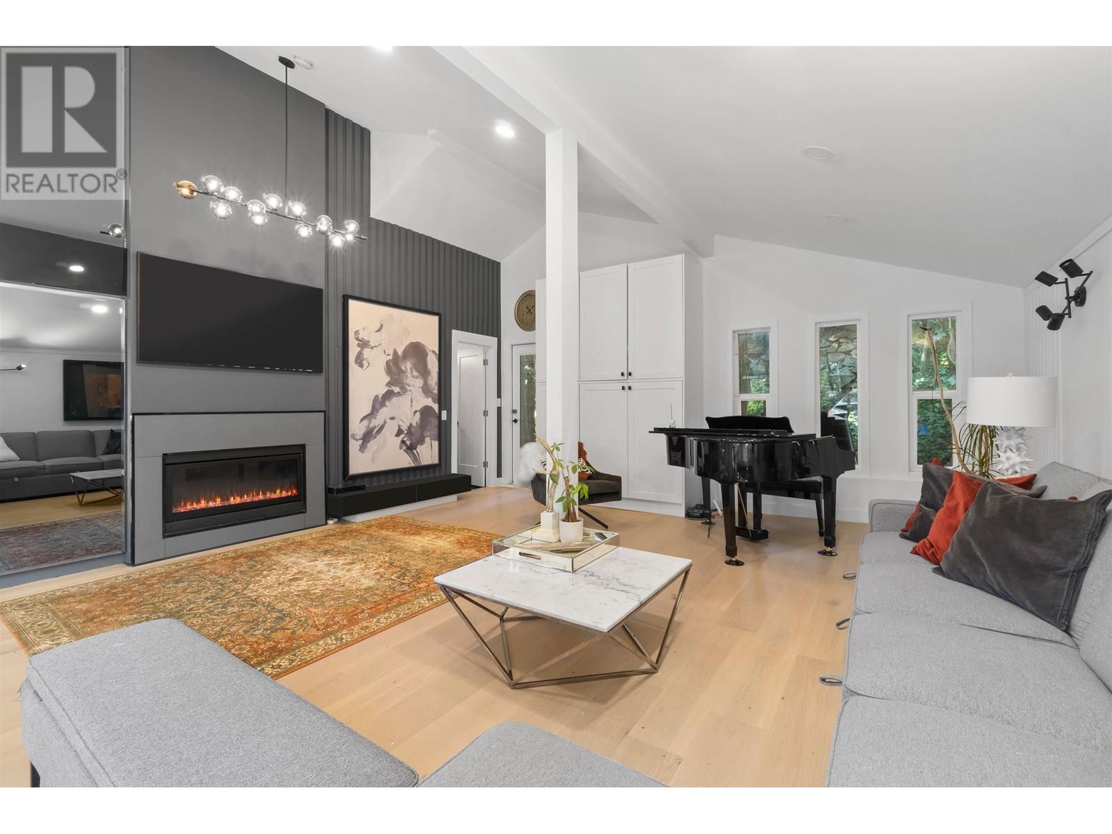 Photo 12 of 615 E Kings Road, North Vancouver BC
