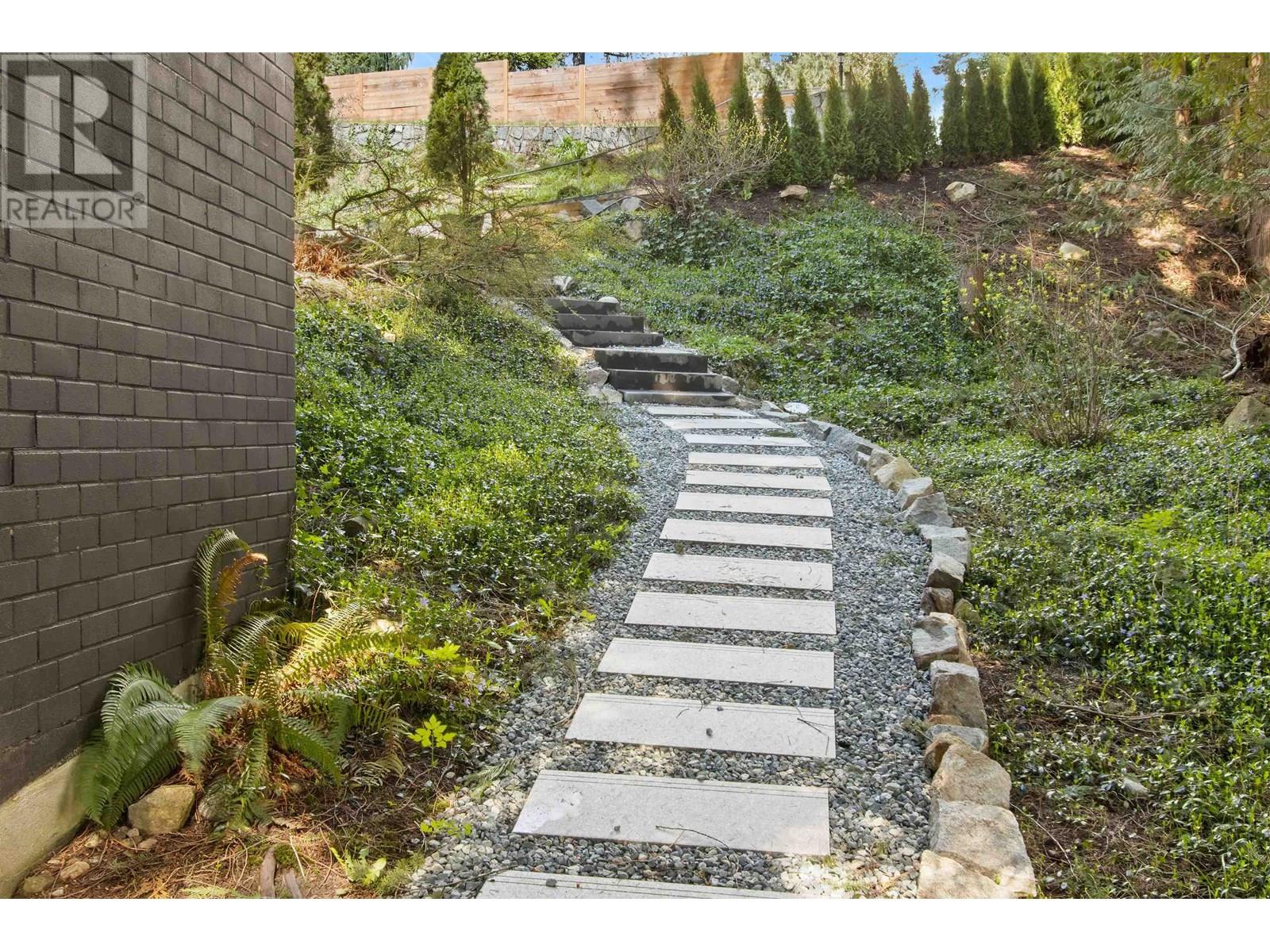 Photo 17 of 615 E Kings Road, North Vancouver BC