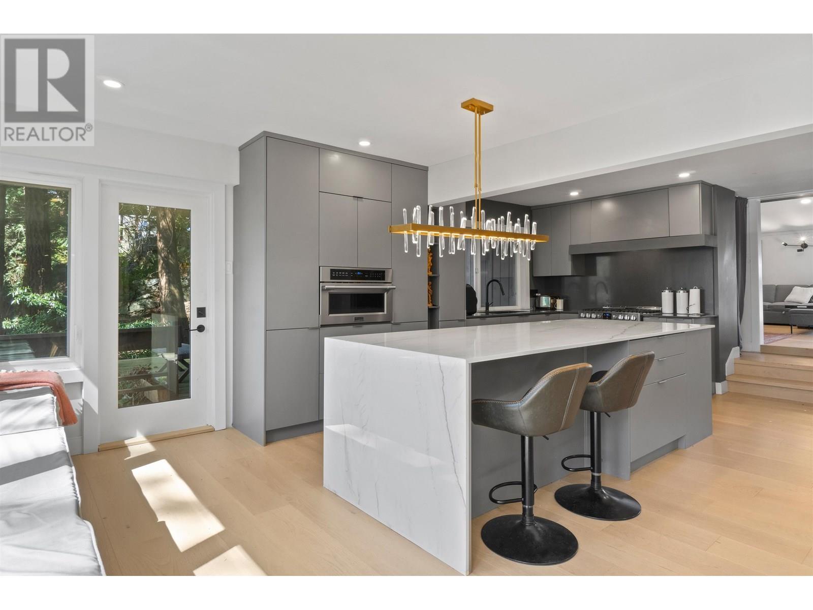 Photo 3 of 615 E Kings Road, North Vancouver BC